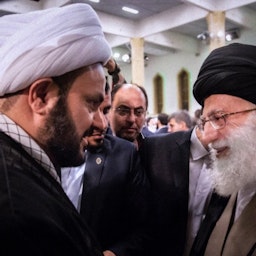 عکس آرشیوی از آیت‌الله علی خامنه‌ای، رهبر ایران، و اکرم الکعبی، رئیس جنبش حزب‌الله النجبا؛ تهران، ایران. (عکس در شبکه‌های اجتماعی)
