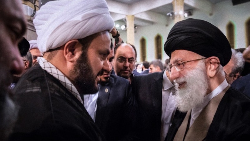 عکس آرشیوی از آیت‌الله علی خامنه‌ای، رهبر ایران، و اکرم الکعبی، رئیس جنبش حزب‌الله النجبا؛ تهران، ایران. (عکس در شبکه‌های اجتماعی)