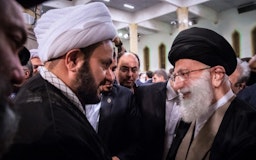 عکس آرشیوی از آیت‌الله علی خامنه‌ای، رهبر ایران، و اکرم الکعبی، رئیس جنبش حزب‌الله النجبا؛ تهران، ایران. (عکس در شبکه‌های اجتماعی)