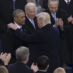 جو بایدن، رئیس‌جمهور فعلی، و دونالد ترامپ و باراک اوباما، رؤسای جمهور سابق آمریکا، &nbsp;در جریان پنجاه و هشتمین مراسم تحلیف ریاست‌جمهوری؛ واشنگتن دی‌سی، ۱ بهمن ۱۳۹۵. (عکس از ویکی‌‌کامنز)