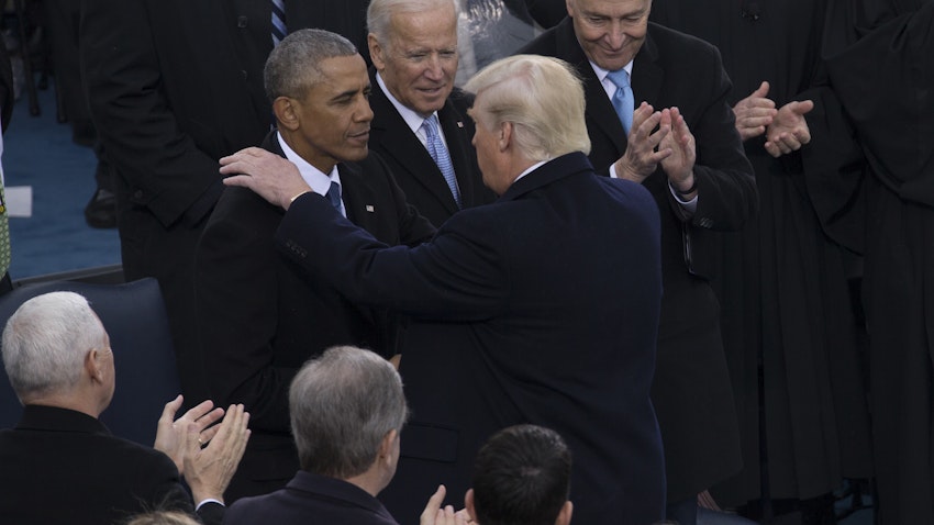 الرئيس الأميركي جو بايدن والرئيسان السابقان دونالد ترامب وباراك أوباما خلال حفل التنصيب الرئاسي الثامن والخمسين في العاصمة واشنطن. 20 يناير/كانون الثاني 2017. (الصورة عبر ويكيكومنز)