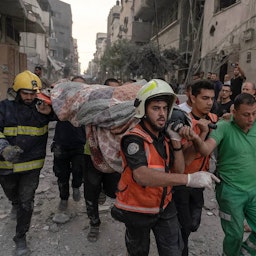 مسعفون ينقلون مصابين من مبنى سكني قصفته طائرات الاحتلال الإسرائيلي في قطاع غزة يوم 8 أكتوبر/تشرين الأول 2023. (المصدر: صفحة معتز عزايزة على إنستغرام)