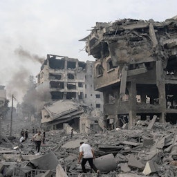 فلسطینی‌ها در حال بازگشت به خانه‌هایشن برای جمع‌کردن اقلام باقی‌مانده، پس از بمباران ساختمانی مسکونی توسط اسرائیل؛ نوار غزه، در ۱۶ مهر ۱۴۰۲. (عکس از اینستاگرام معتز عزایزه)