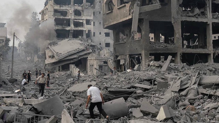 الفلسطينيون يعودون إلى منازلهم لجمع ما تبقى من ممتلكاتهم بعد قصف إسرائيل لمبنى سكني في قطاع غزة في 8 أكتوبر/تشرين الأول 2023. (المصدر: معتز عزايزة عبر انستغرام)