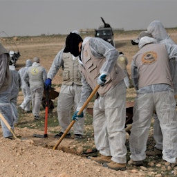 فريق تحقيق يونيتاد يقوم بحفر موقع مقبرة جماعية في همدان بالقرب من سنجار، العراق، في 28 مارس/آذار 2023. (الصورة عبر يونيتاد)