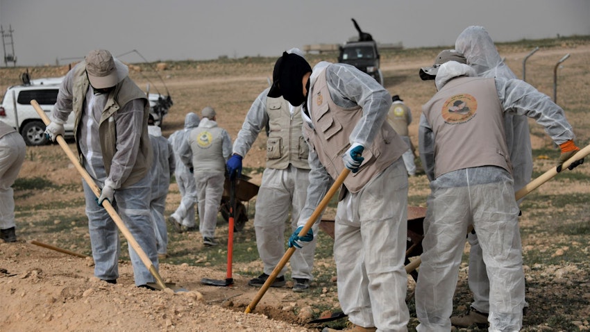 فريق تحقيق يونيتاد يقوم بحفر موقع مقبرة جماعية في همدان بالقرب من سنجار، العراق، في 28 مارس/آذار 2023. (الصورة عبر يونيتاد)