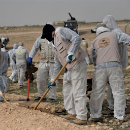 یک تیم تحقیقاتی یونیتاد در حال حفاری و نبش یک گور دسته‌جمعی؛ همدان در نزدیکی سنجار، عراق، ۸ فروردین ۱۴۰۲/ ۲۸ مارس ۲۰۲۳. (عکس از یونیتاد)