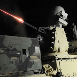 مشهد لنيران الأسلحة المضادة للصواريخ والمدفعية سي-رام أثناء اختبار في قاعدة بلد الجوية في العراق. 31 يناير/كانون الثاني 2010. (الصورة عبر بريتاني باتمان/القوات الجوية الأميركية).