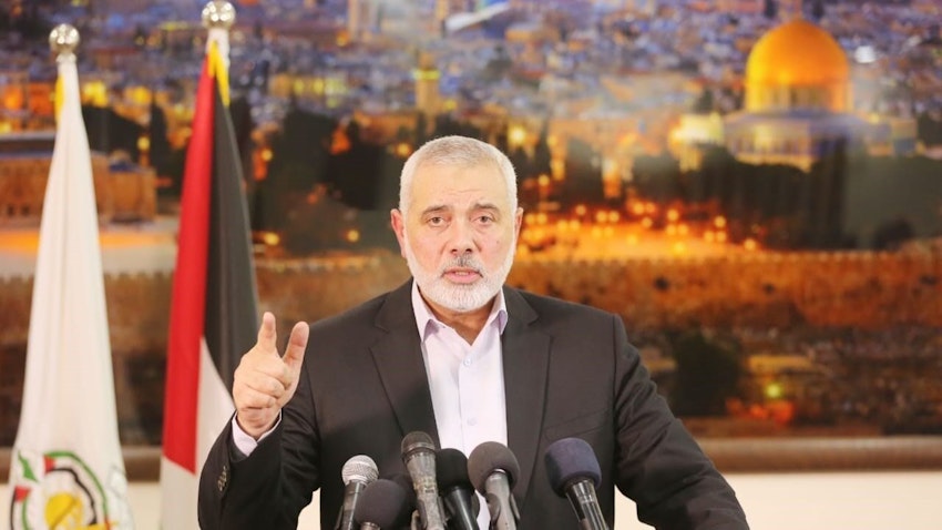 اسماعیل هنیه، رئیس دفتر سیاسی حماس، در حال سخنرانی؛ تاریخ تصویر مشخص نیست. (عکس از شبکه‌های اجتماعی)