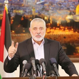 صورة غير مؤرخة لرئيس المكتب السياسي لحركة حماس إسماعيل هنية وهو يلقي كلمة. (الصورة عبر مواقع التواصل الاجتماعي)
