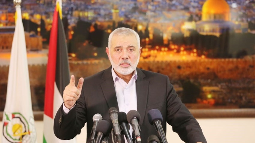 صورة غير مؤرخة لرئيس المكتب السياسي لحركة حماس إسماعيل هنية وهو يلقي كلمة. (الصورة عبر مواقع التواصل الاجتماعي)
