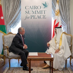 العاهل الأردني الملك عبد الله الثاني يلتقي ملك البحرين حمد بن عيسى آل خليفة على هامش قمة القاهرة للسلام في 21 أكتوبر/تشرين الأول 2023. (الصورة من الديوان الملكي الأردني)
