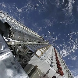 دسته‌ای از ماهواره‌های آزمایشی استارلینک روی یک موشک فالکون ۹ در نزدیکی قرارگرفتن در مدار؛ ۳ خرداد ۱۳۹۸. (عکس از اسپیس‌ایکس/ ویکی‌مدیا کامنز)