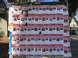 بروشورهایی نصب‌شده بر یک تابلو، با تصاویر تنی چند از ۲۳۹ گروگان حماس؛ تل‌آویو، ۲۸ مهر ۱۴۰۲. (عکس از یوسیپیک/ ویکی‌مدیا کامنز)