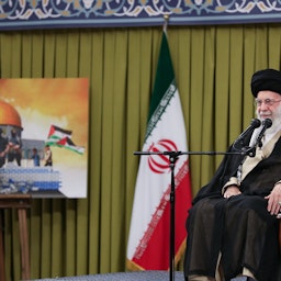 آیت‌الله علی خامنه‌ای، رهبر ایران، در حال سخنرانی در جمع دانشجویان؛ تهران، ایران، ۱۰ آبان ۱۴۰۲. (عکس از وب‌سایت رهبر ایران)