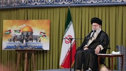 آیت‌الله علی خامنه‌ای، رهبر ایران، در حال سخنرانی در جمع دانشجویان؛ تهران، ایران، ۱۰ آبان ۱۴۰۲. (عکس از وب‌سایت رهبر ایران)