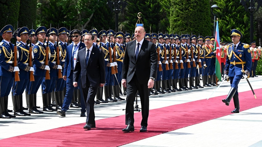الرئيس الإسرائيلي إسحق هرتسوغ يلتقي نظيره الأذربيجاني إلهام علييف في باكو، أذربيجان، في 30 مايو/أيار 2023. (الصورة عبر الرئاسة الأذربيجانية)