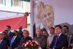 بافل طالبانی، رهبر اتحادیه‌ی میهنی کردستان، و نچیروان بارزانی، رئیس‌جمهور اقلیم کردستان عراق در مراسم فارغ‌التحصیلی افسران نظامی؛ قلعه‌ی چوالان، اقلیم کردستان عراق، ۱ خرداد ۱۴۰۱/ ۲۲ می ۲۰۲۲. (عکس از رسانه‌ی اتحادیه‌ی میهنی کردستان)
