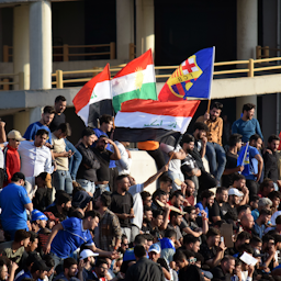 پرچم‌های عراق و کردستان در دستان تماشاچیان در جریان مسابقه‌ی فوتبال بین تیم‌های عراقی و عربستانی؛ اربیل، کردستان عراق، در ۱۵ آبان ۱۴۰۲/ ۶ نوامبر ۲۰۲۳. (عکس از وینتراپ راجرز)