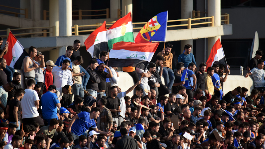 پرچم‌های عراق و کردستان در دستان تماشاچیان در جریان مسابقه‌ی فوتبال بین تیم‌های عراقی و عربستانی؛ اربیل، کردستان عراق، در ۱۵ آبان ۱۴۰۲/ ۶ نوامبر ۲۰۲۳. (عکس از وینتراپ راجرز)