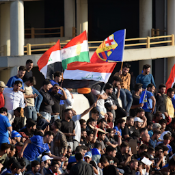 المشجعون يلوحون بالأعلام العراقية والكردية خلال مباراة كرة قدم بين العراق والمملكة العربية السعودية في أربيل، كردستان العراق. 6 نوفمبر/تشرين الثاني 2023. (الصورة عبر وينثروب رودجرز)