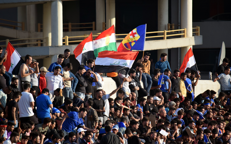 المشجعون يلوحون بالأعلام العراقية والكردية خلال مباراة كرة قدم بين العراق والمملكة العربية السعودية في أربيل، كردستان العراق. 6 نوفمبر/تشرين الثاني 2023. (الصورة عبر وينثروب رودجرز)