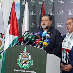 القيادي في حركة حماس أسامة حمدان يعقد مؤتمرًا صحفيًا في بيروت، لبنان، في 10 نوفمبر/تشرين الثاني 2023. (الصورة عبر مواقع التواصل الاجتماعي)