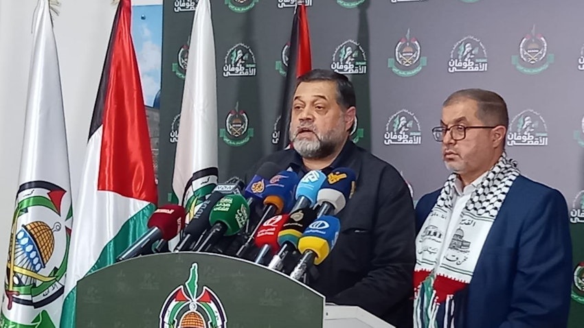اسامه حمدان، از شخصیت‌های ارشد حماس، در یک کنفرانس مطبوعاتی؛ بیروت، لبنان، ۱۹ آبان ۱۴۰۲/ ۱۰ نوامبر ۲۰۲۳. (عکس از رسانه‌های اجتماعی)