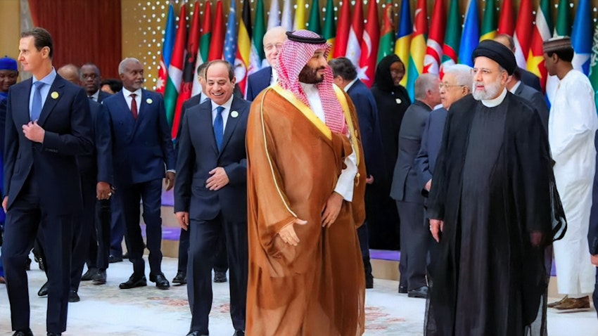 ابراهیم رئیسی، رئیس‌جمهور ایران، و محمد بن سلمان، ولیعهد عربستان سعودی، در نشست سران سازمان همکاری اسلامی؛ ریاض، عربستان، ۲۰ آبان ۱۴۰۲. (عکس از ریاست‌جمهوری ایران)