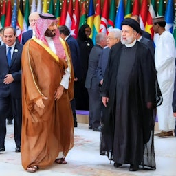 ولي العهد السعودي الأمير محمد بن سلمان والرئيس الإيراني إبراهيم رئيسي في قمة منظمة التعاون الإسلامي في الرياض، المملكة العربية السعودية، في 11 نوفمبر/تشرين الثاني 2023. (الصورة عبر موقع الرئاسة الإيرانية)