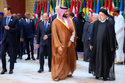 ولي العهد السعودي الأمير محمد بن سلمان والرئيس الإيراني إبراهيم رئيسي في قمة منظمة التعاون الإسلامي في الرياض، المملكة العربية السعودية، في 11 نوفمبر/تشرين الثاني 2023. (الصورة عبر موقع الرئاسة الإيرانية)