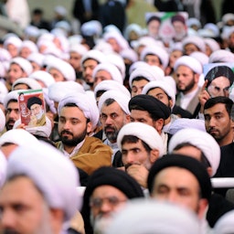 صورة غير مؤرخة لرجال دين إيرانيين يستمعون إلى خطاب المرشد الأعلى آية الله خامنئي في طهران، إيران. (الصورة عبر موقع المرشد الأعلى الإيراني)