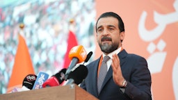 سخنرانی محمد الحلبوسی، رئیس سابق پارلمان و سیاستمدار برجسته‌ی سنی، در یک مراسم؛ شمال بغداد، عراق، ۵ آبان ۱۴۰۲/ ۲۷ اکتبر ۲۰۲۳. (عکس از صفحه‌ی توییتر/X دفتر رسانه‌ای رئیس پارلمان)