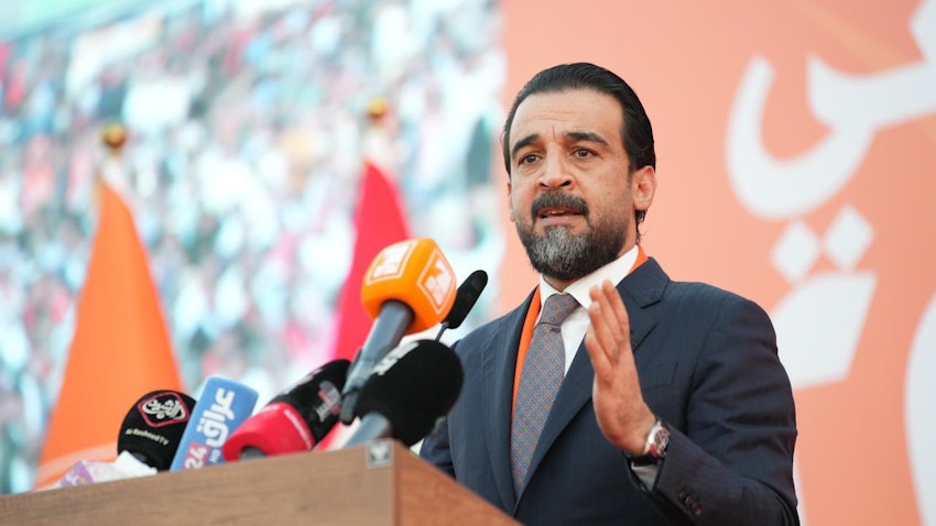 سخنرانی محمد الحلبوسی، رئیس سابق پارلمان و سیاستمدار برجسته‌ی سنی، در یک مراسم؛ شمال بغداد، عراق، ۵ آبان ۱۴۰۲/ ۲۷ اکتبر ۲۰۲۳. (عکس از صفحه‌ی توییتر/X دفتر رسانه‌ای رئیس پارلمان)