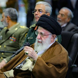 المرشد الأعلى آية الله علي خامنئي يتحدث بعد زيارة معرض للقوة الجوية التابعة للحرس الثوري الإسلامي في طهران، إيران، في 19 نوفمبر/تشرين الثاني 2023. (الصورة عبر الموقع الإلكتروني للمرشد الأعلى الإيراني)