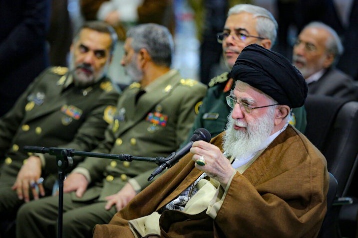المرشد الأعلى آية الله علي خامنئي يتحدث بعد زيارة معرض للقوة الجوية التابعة للحرس الثوري الإسلامي في طهران، إيران، في 19 نوفمبر/تشرين الثاني 2023. (الصورة عبر الموقع الإلكتروني للمرشد الأعلى الإيراني)