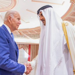 أمير قطر الشيخ تميم بن حمد آل ثاني يلتقي الرئيس الأميركي جو بايدن في قمة جدة للأمن والتنمية. جدة، المملكة العربية السعودية، في 16 يوليو/تموز 2022. (الصورة عبر غيتي إيماجز)