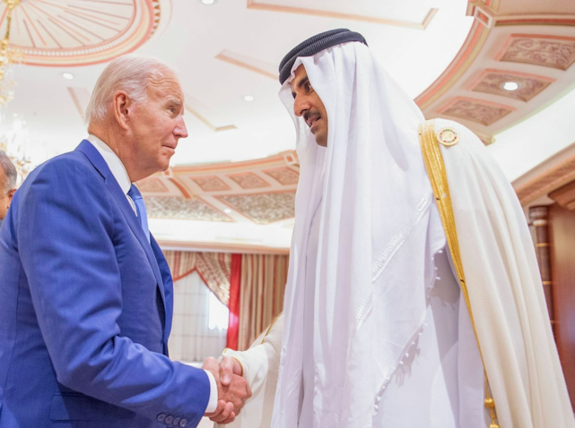 دیدار شیخ تمیم بن حمد آل ثانی، امیر قطر، با جو بایدن، رئیس‌جمهور ایالات متحده، در اجلاس امنیت و توسعه؛ جده، عربستان سعودی، ۲۵ تیر ۱۴۰۱/ ۱۶ ژوئیه ۲۰۲۲. (عکس از گتی ایمیجز)