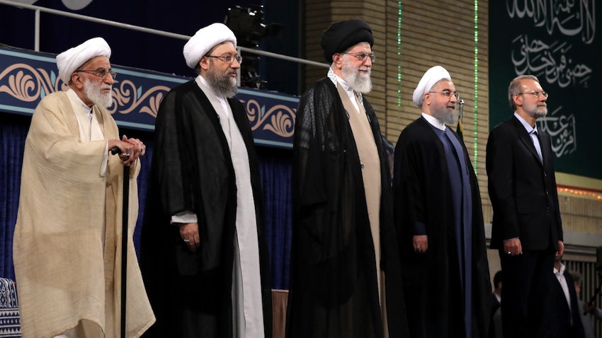 المرشد الأعلى الإيراني علي خامنئي والرئيس السابق حسن روحاني وعدد من كبار المسؤولين في حفل أقيم في طهران، إيران، في 3 أغسطس/آب 2017. (الصورة عبر موقع المرشد الأعلى الإيراني)