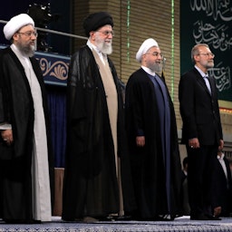 علی خامنه‌ای، ولی فقیه و رهبر ایران؛ حسن روحانی، رئیس‌جمهور سابق، و سایر مقامات عالی‌رتبه در مراسمی در تهران؛ ایران، ۱۲ مرداد ۱۳۹۶. (عکس از وب‌سایت رهبر ایران)