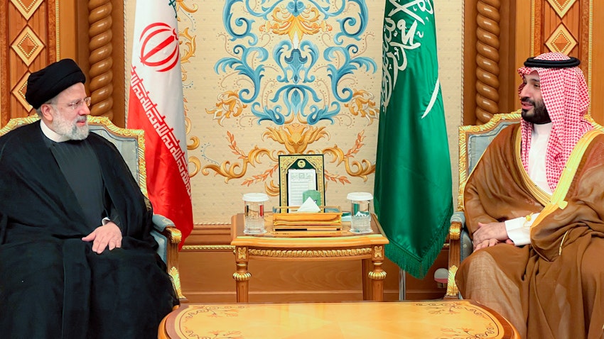 دیدار ابراهیم رئیسی، رئیس‌جمهور ایران، با محمد بن سلمان، ولیعهد عربستان سعودی؛ ریاض، عربستان، ۲۰ آبان ۱۴۰۲/ ۱۱ نوامبر ۲۰۲۳. (عکس از وبسایت ریاست‌جمهوری ایران)