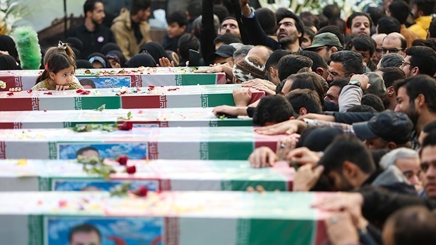 موكب جنازة لجنود تابعين للقوات الإيرانية، قُتلوا في سوريا وتم التعرف على جثثهم مؤخرًا. طهران، إيران، في 2 ديسمبر/كانون الأول 2023. (الصورة عبر وكالة تسنيم للأنباء)