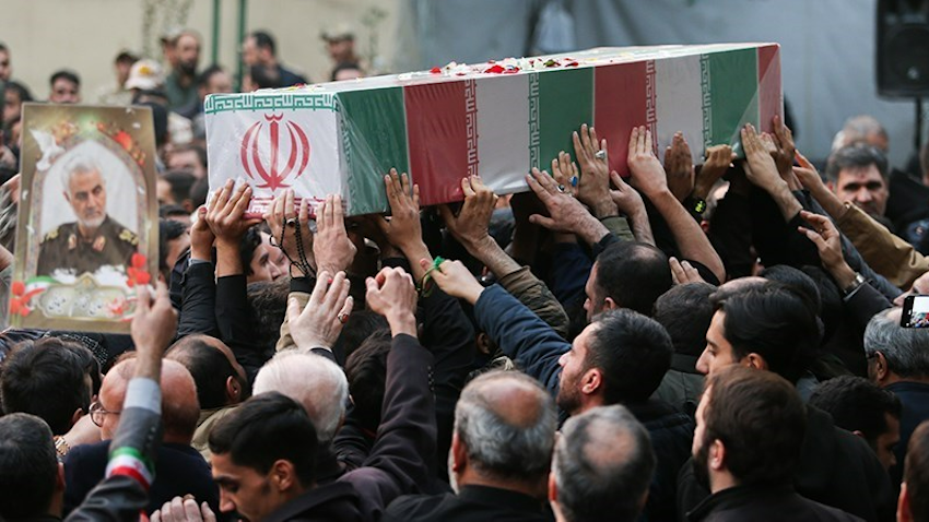 إيرانيون يحملون نعوش فيها جثث مقاتلين قتلوا في سوريا مؤخراً خلال مراسم جنائزية في طهران، إيران يوم 2 ديسمبر/كانون الأول 2023. (المصدر وكالة تسنيم الإخبارية)