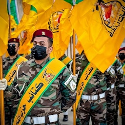 اعضای کتائب حزب‌الله در یک مراسم تشییع؛ بغداد، عراق، ۳۰ آبان ۱۴۰۲/ ۲۱ نوامبر ۲۰۲۳. (عکس از تلویزیون الاتجاه)