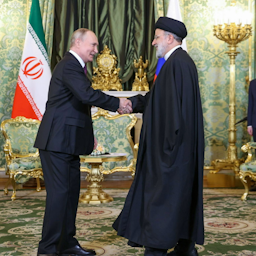 الرئيس الروسي فلاديمير بوتين يرحب بالرئيس الإيراني إبراهيم رئيسي في موسكو، روسيا، يوم 8 ديسمبر/كانون الأول 2023. (الصورة عبر موقع الرئاسة الإيرانية)