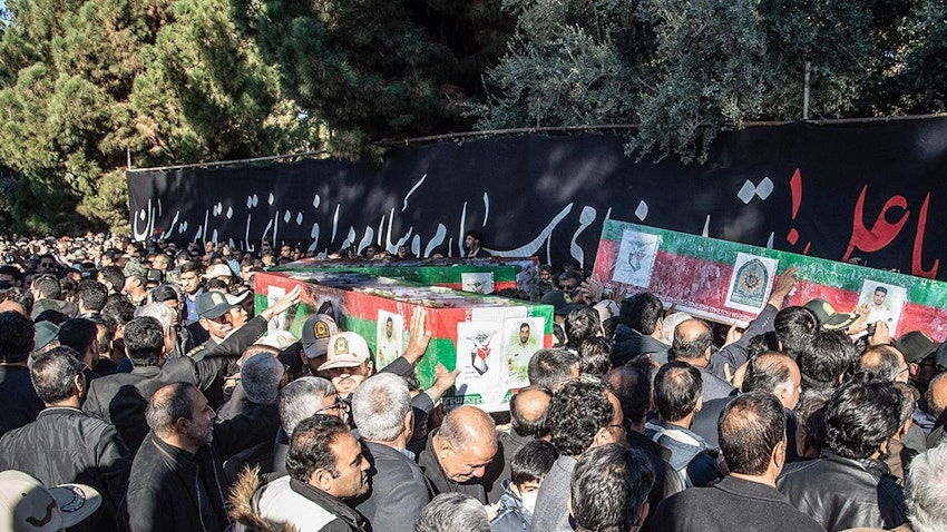 موكب تشييع لرجال الشرطة الأحد عشر الذين قتلوا في هجوم جيش العدل في مدينة راسك بإيران، يوم 17 ديسمبر/كانون الأول 2023. (الصورة عبر وكالة ميزان الإخبارية)