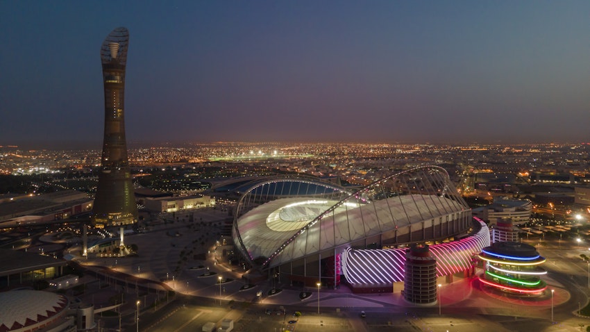 نمایی هوایی از استادیوم خلیفه در هنگام طلوع خورشید؛ دوحه، قطر، ۱ تیر ۱۴۰۱/ ۲۲ ژوئن ۲۰۲۲. (عکس از گتی ایمیجز)