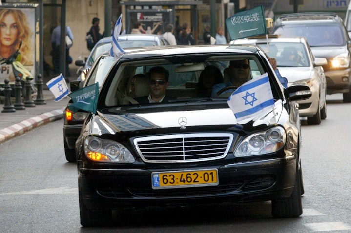 سيارة من نوع ليموزين تحمل أعلام المملكة العربية السعودية وإسرائيل تشق طريقها عبر شوارع تل أبيب في 10 أبريل/ نيسان 2007. (الصورة عبر غيتي إيماجز)