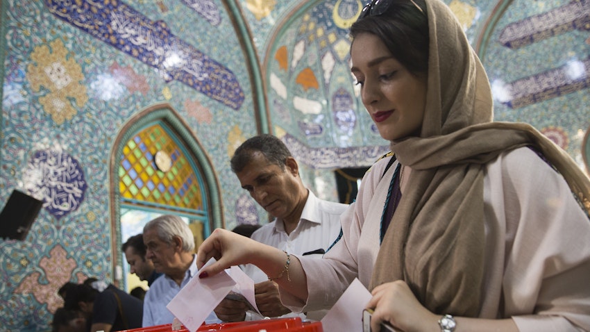 ناخبون يدلون بأصواتهم في الانتخابات الرئاسية والبلدية في مدينة قم في إيران يوم 19 مايو/ أيار 2017. (المصدر غيتي إيماجز)