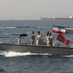 سربازان ایرانی در یک قایق مسلح تندرو؛ خلیج فارس، نزدیکی تنگه‌ی هرمز، ۱۰ اردیبهشت ۱۳۹۸. (عکس از گتی ایمیجز)
